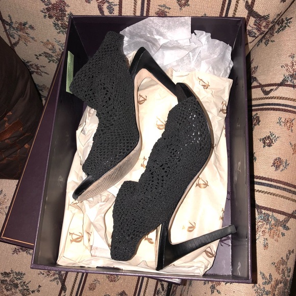 Vince Camuto Shoes - Black Vince Cameron signature v-Bellini heels